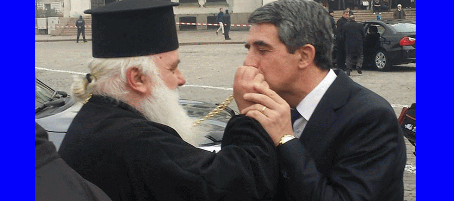 Истина или не! Росен Плевнелиев целуна православен кръст и поиска прошка за Русия
